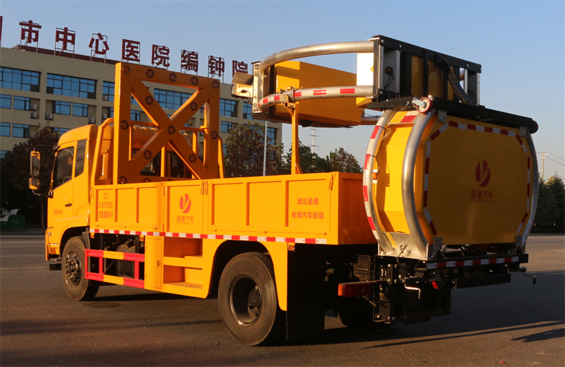 �|�L(f��ng)���\�S�Ʒ�ײ܇(ch��)-�|�L(f��ng)���ٹ�·��ײ܇(ch��)