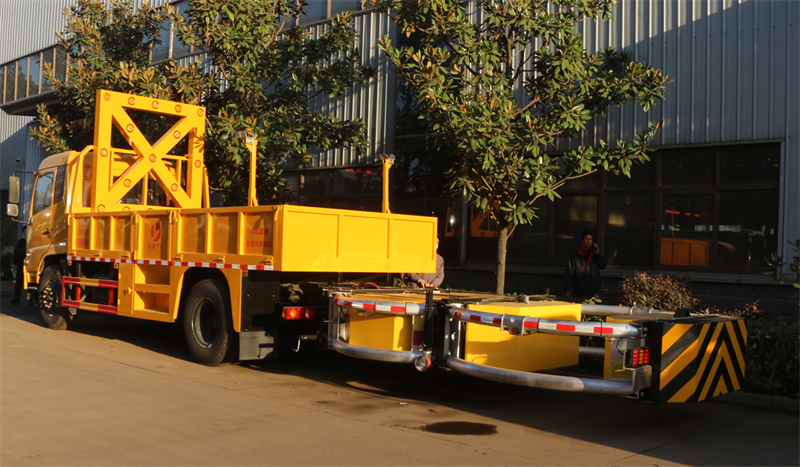 �|�L(f��ng)���\�S�Ʒ�ײ܇(ch��)-�|�L(f��ng)���ٹ�·��ײ܇(ch��)