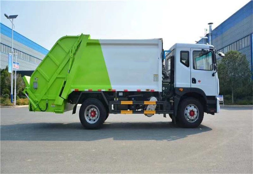 東風(fēng)多利卡D9壓縮垃圾車(chē)后方位圖