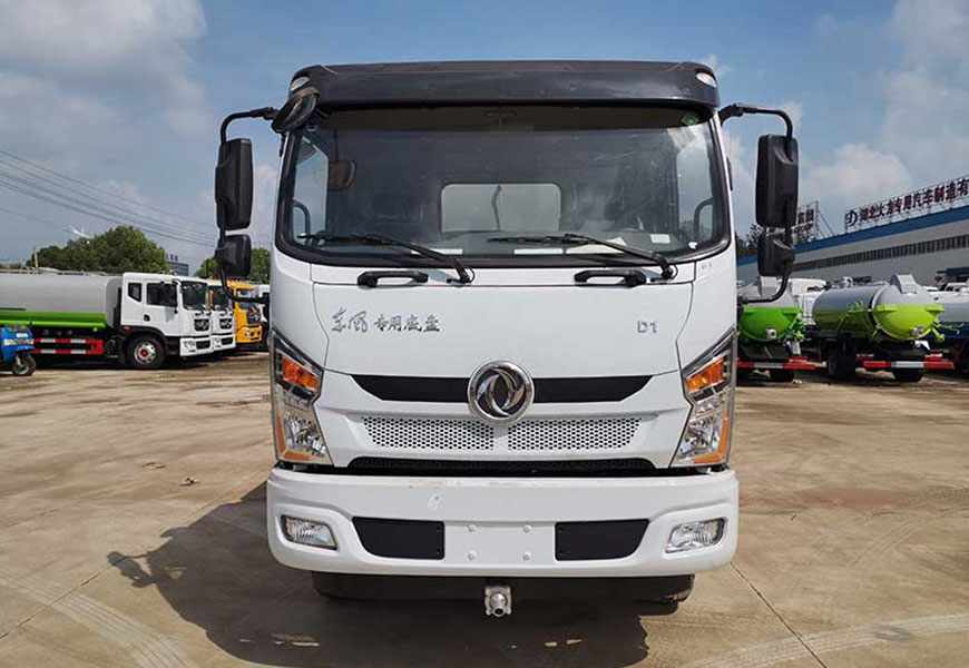 東風(fēng)專(zhuān)底12噸D1灑水車(chē)